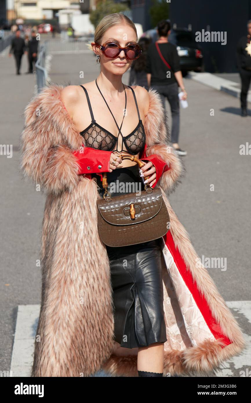 MILAN, ITALIE - 23 SEPTEMBRE 2022 : Leonie Hanne avec un manteau de fourrure rose et un sac en cuir crocodile marron et une poignée en bambou avant le défilé de mode Gucci, Milan Banque D'Images