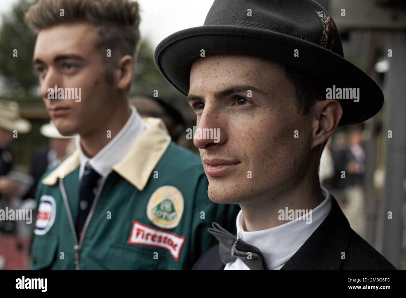 Les passionnés apprécient de se dégusterer dans des vêtements d'époque pour prendre part à et apprécier l'atmosphère du Goodwood Revival qui se tient à Sussex, en Angleterre. Banque D'Images