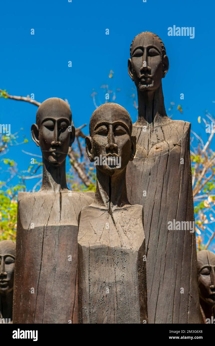 Statues locales en bois dans le parc national d'Ankarafantsika, Madagascar Banque D'Images