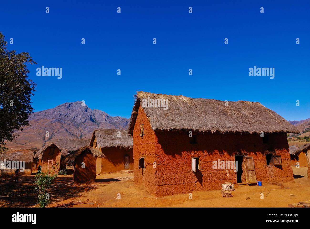 Maisons traditionnelles en pierre rouge, Parc national Andringitra, Madagascar, Océan Indien Banque D'Images