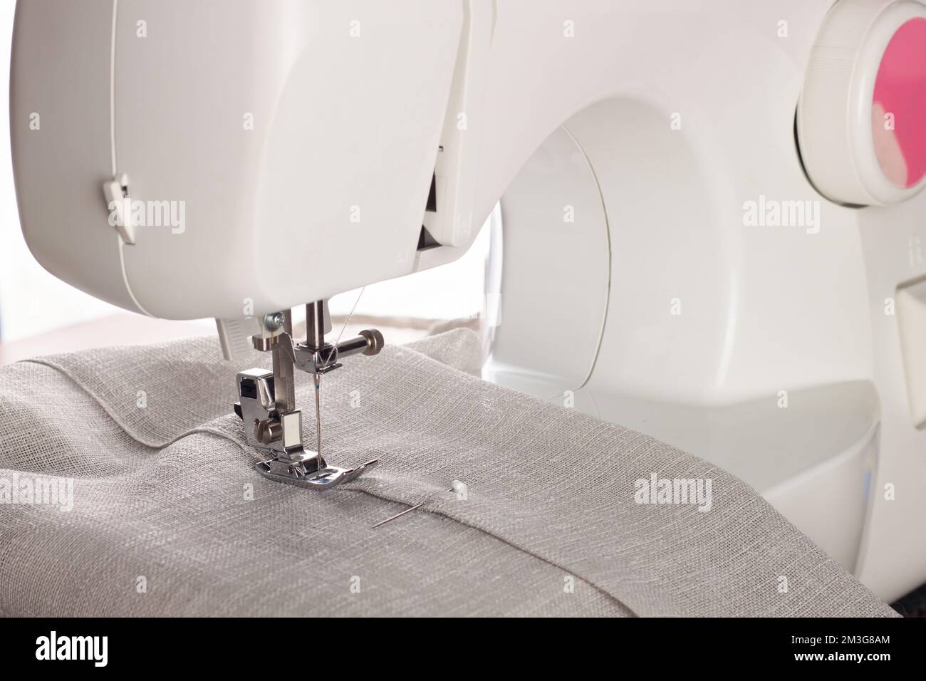 La machine à coudre moderne et le vêtement. processus de couture. Banque D'Images