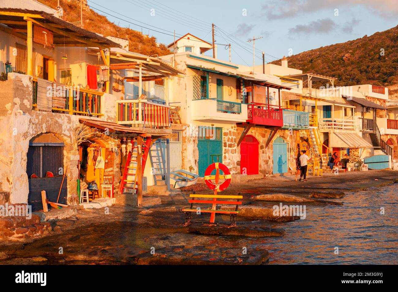 Le pittoresque village de pêcheurs avec les serres colorées de Syrmata dans le petit village de Klima sur l'île de Milos, Cyclades, Grèce Banque D'Images