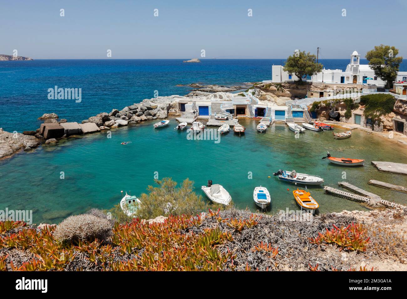 Le pittoresque village de pêcheurs avec les serres colorées de Syrmata dans le petit village de Mandraki sur l'île de Milos, Cyclades, Grèce Banque D'Images