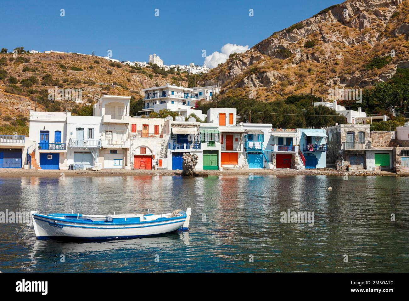 Le pittoresque village de pêcheurs avec les serres colorées de Syrmata dans le petit village de Mandraki sur l'île de Milos, Cyclades, Grèce Banque D'Images