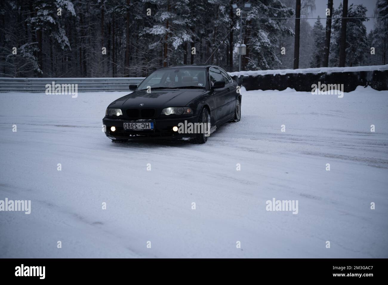 12-12-2022 Riga, Lettonie une voiture roule sur une route enneigée. . Banque D'Images