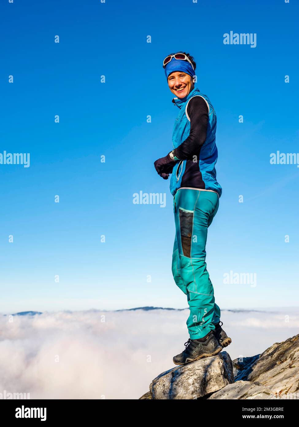 Mountaineer exposé sur une roche au-dessus des nuages, Schoberstein, Salzkammergut, haute-Autriche, Autriche Banque D'Images