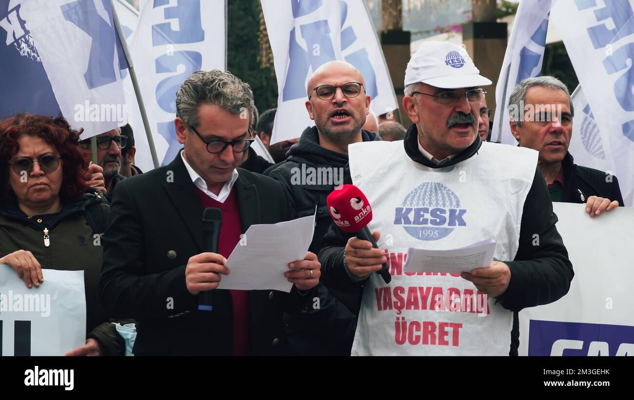 La plate-forme Izmir de KESK (Confédération des syndicats de fonctionnaires) a protesté contre les difficultés financières en Turquie et ils ont crié dehors "les zones ne peuvent pas être interdites aux travailleurs! Nous ne pouvons pas vivre, "nous voulons un gagne-pain, pas un budget électoral!" Ils ont également protesté hier contre la peine de prison et l'interdiction politique accordée au maire d'Istanbul, Ekrem Imamoglu. Banque D'Images
