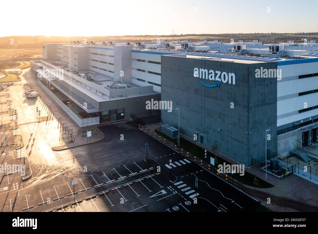 LEEDS, ROYAUME-UNI - 14 DÉCEMBRE 2022. Une vue aérienne d'un nouvel entrepôt Amazon Prime avec des panneaux à Leeds, West Yorkshire au lever du soleil Banque D'Images