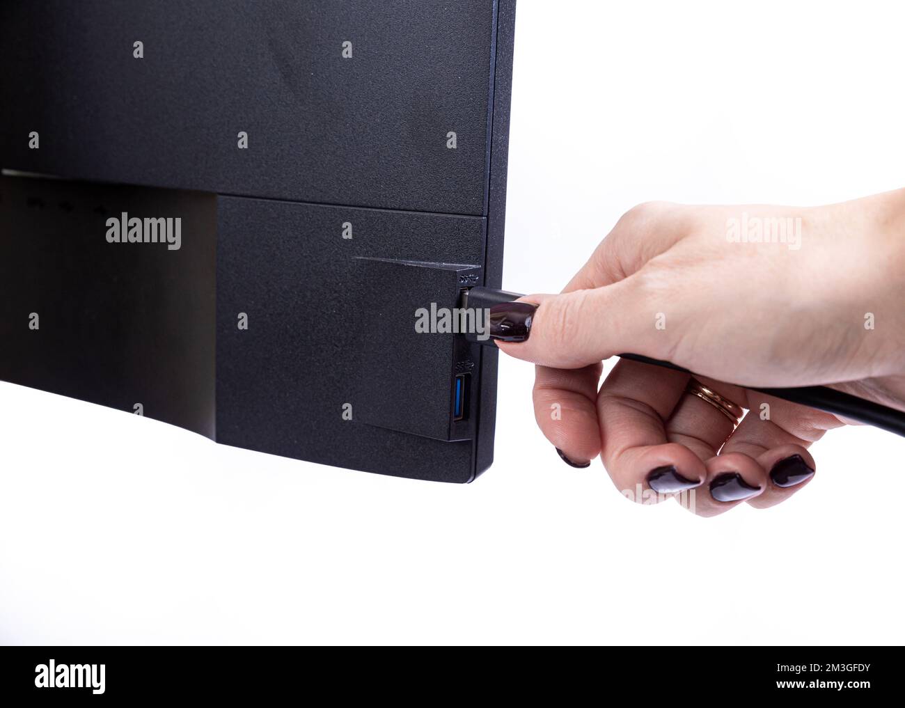 L'ingénieur INFORMATIQUE Man Hand insère le câble dans le moniteur. Homme à la main pour connecter le câble DVI du moniteur à l'ordinateur. VGA DVI DisplayPort et câble d'alimentation. cl Banque D'Images