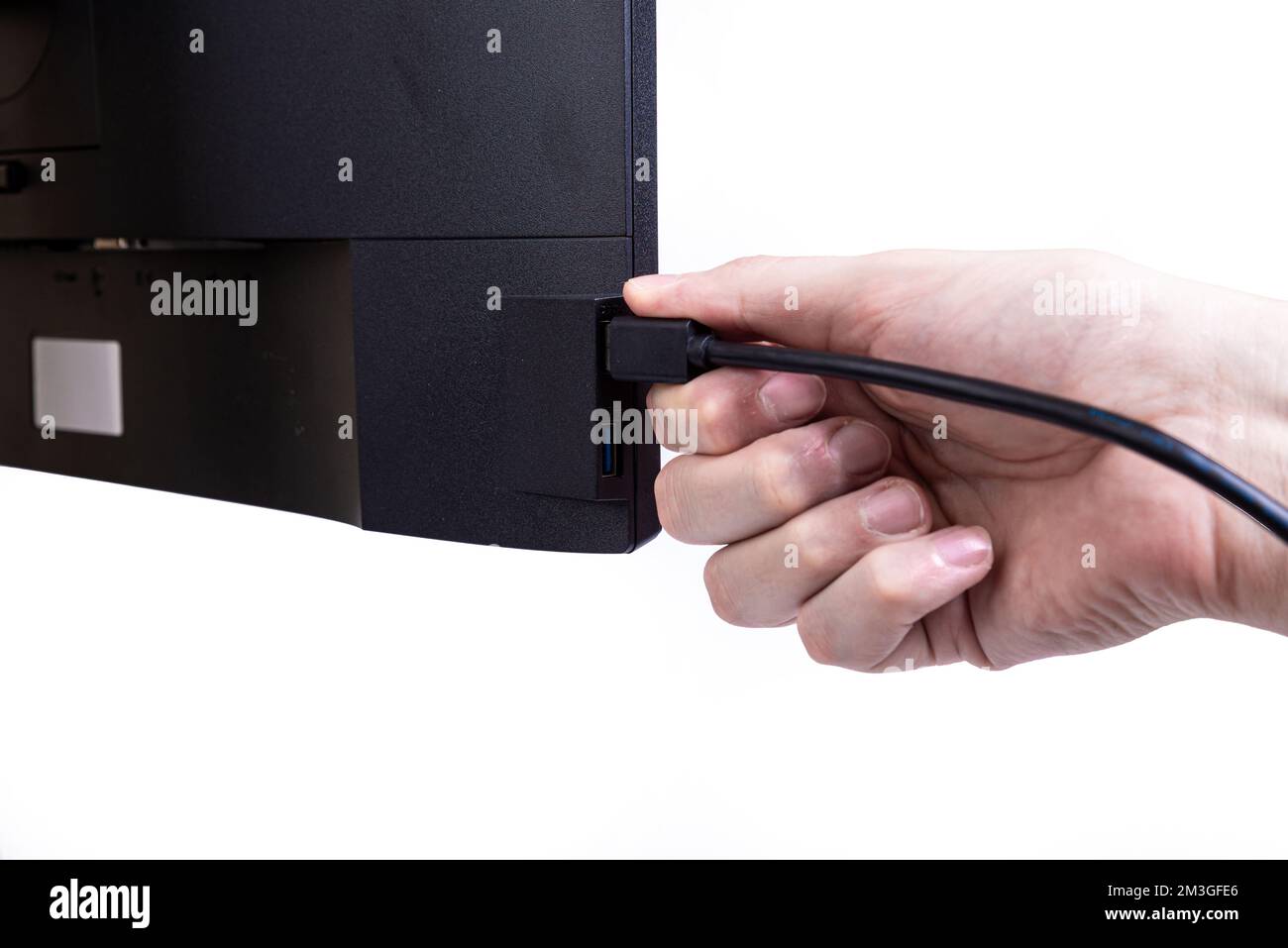 L'ingénieur INFORMATIQUE Man Hand insère le câble dans le moniteur. Homme à la main pour connecter le câble DVI du moniteur à l'ordinateur. VGA DVI DisplayPort et câble d'alimentation. cl Banque D'Images