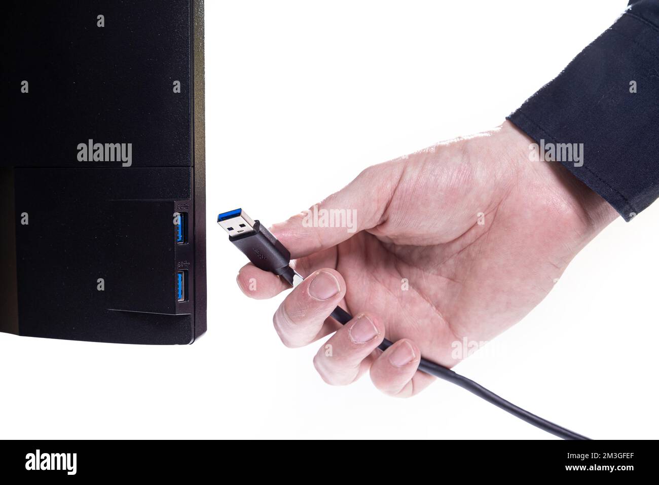 L'ingénieur INFORMATIQUE Man Hand insère le câble dans le moniteur. Homme à la main pour connecter le câble DVI du moniteur à l'ordinateur. VGA DVI DisplayPort et câble d'alimentation. cl Banque D'Images