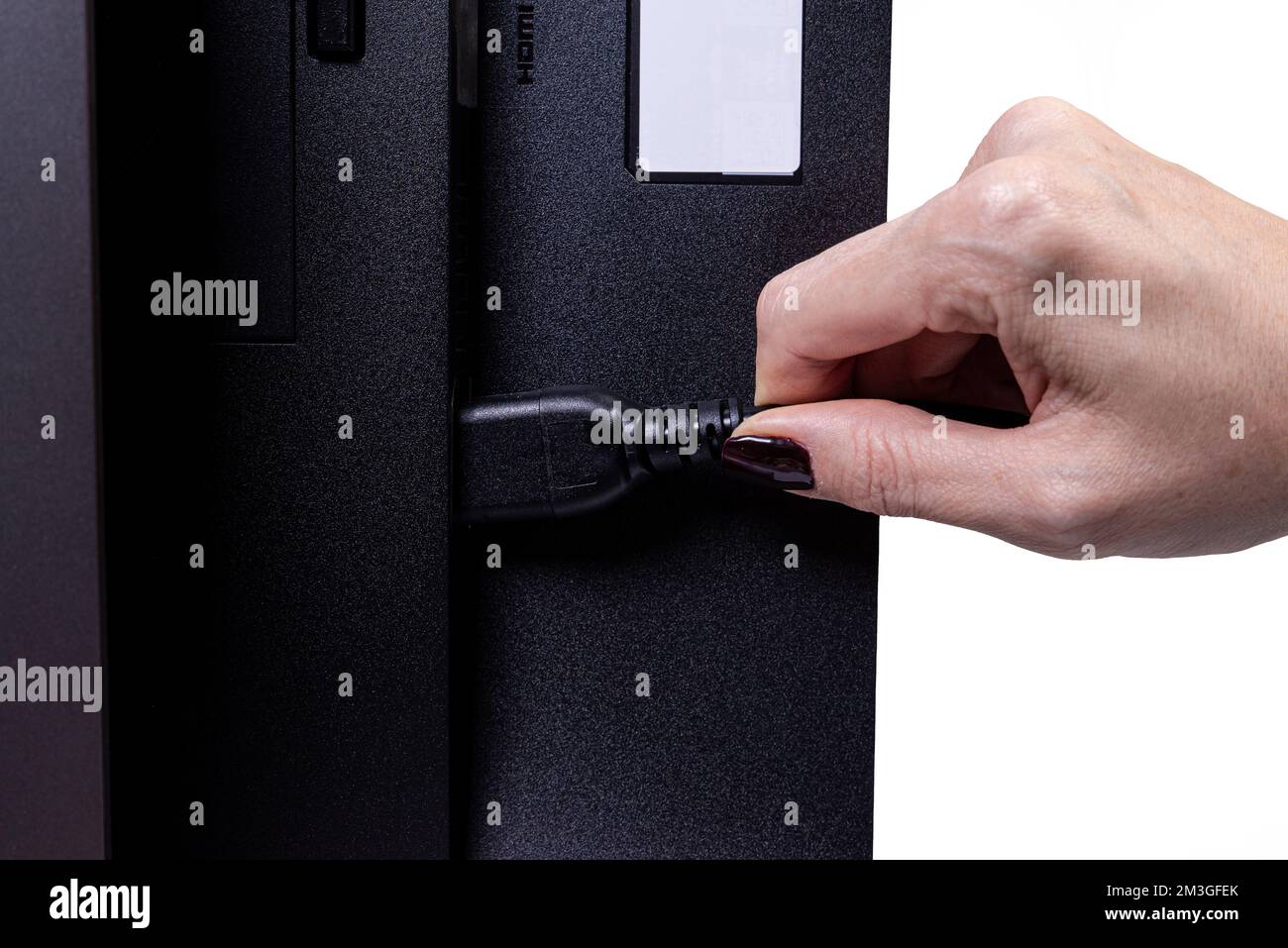 L'ingénieur INFORMATIQUE Man Hand insère le câble dans le moniteur. Homme à la main pour connecter le câble DVI du moniteur à l'ordinateur. VGA DVI DisplayPort et câble d'alimentation. cl Banque D'Images