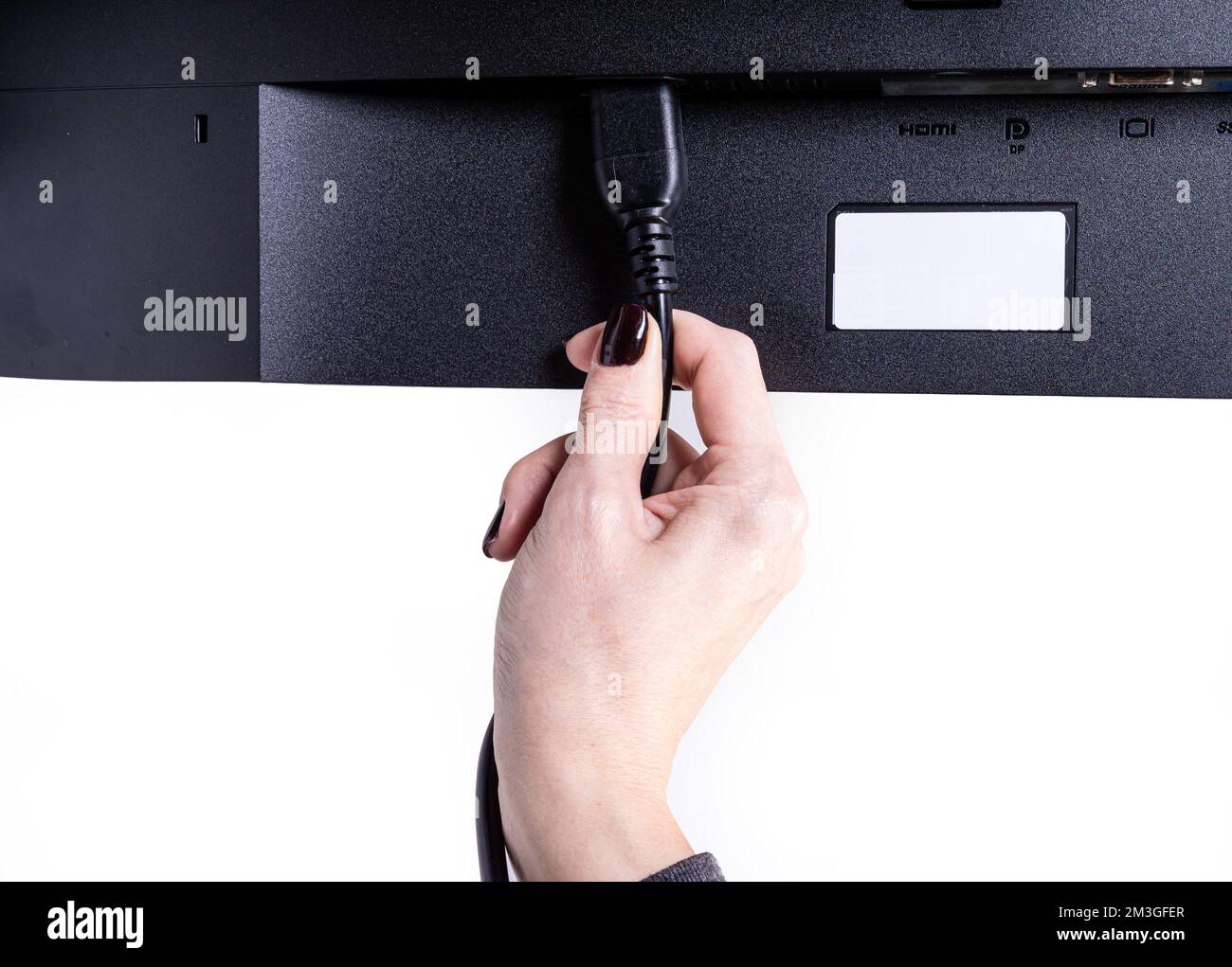 L'ingénieur INFORMATIQUE Man Hand insère le câble dans le moniteur. Homme à la main pour connecter le câble DVI du moniteur à l'ordinateur. VGA DVI DisplayPort et câble d'alimentation. cl Banque D'Images