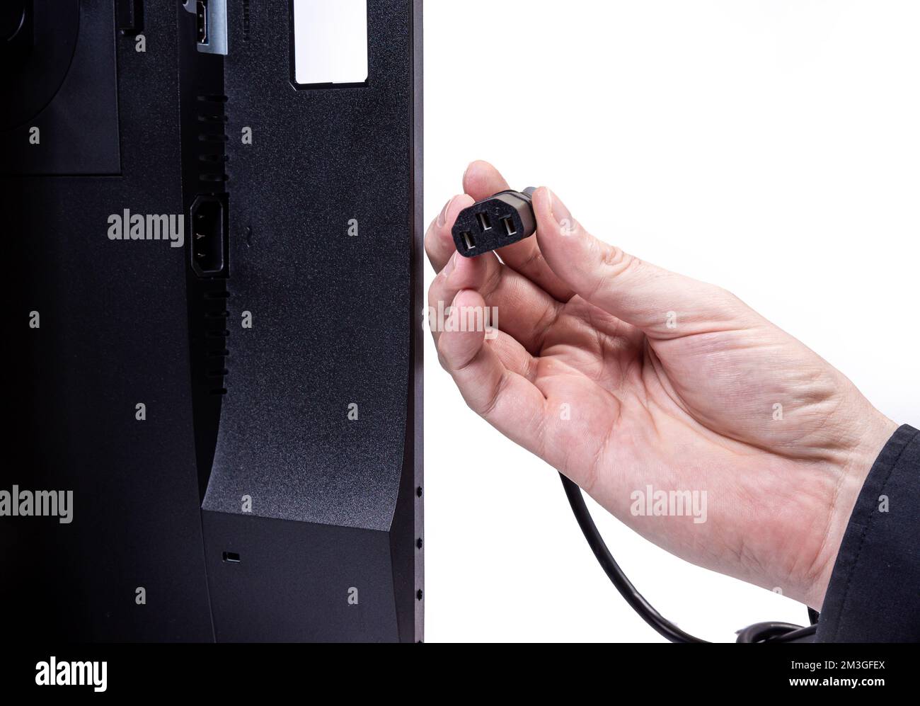 L'ingénieur INFORMATIQUE Man Hand insère le câble dans le moniteur. Homme à la main pour connecter le câble DVI du moniteur à l'ordinateur. VGA DVI DisplayPort et câble d'alimentation. cl Banque D'Images