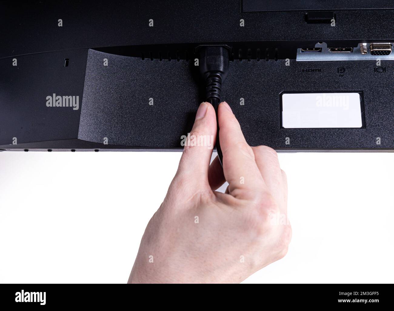 L'ingénieur INFORMATIQUE Man Hand insère le câble dans le moniteur. Homme à la main pour connecter le câble DVI du moniteur à l'ordinateur. VGA DVI DisplayPort et câble d'alimentation. cl Banque D'Images