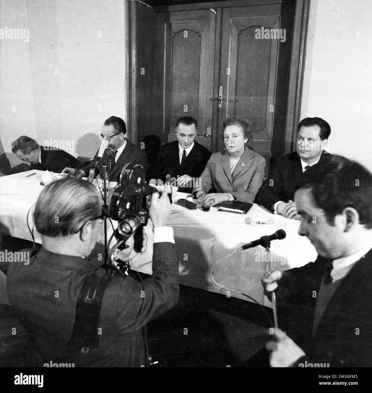 La première conférence de presse du cadre du KPD, a voyagé du GDR pour établir un nouveau parti communiste, qui est un peu plus tard connu sous le nom de Banque D'Images