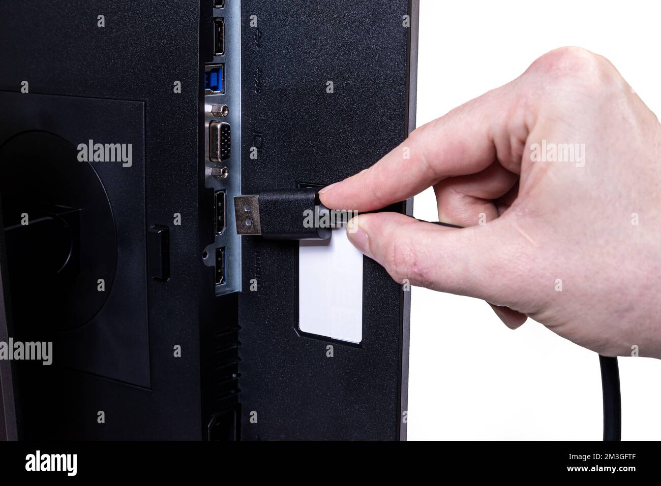 L'ingénieur INFORMATIQUE Man Hand insère le câble dans le moniteur. Homme à la main pour connecter le câble DVI du moniteur à l'ordinateur. VGA DVI DisplayPort et câble d'alimentation. cl Banque D'Images