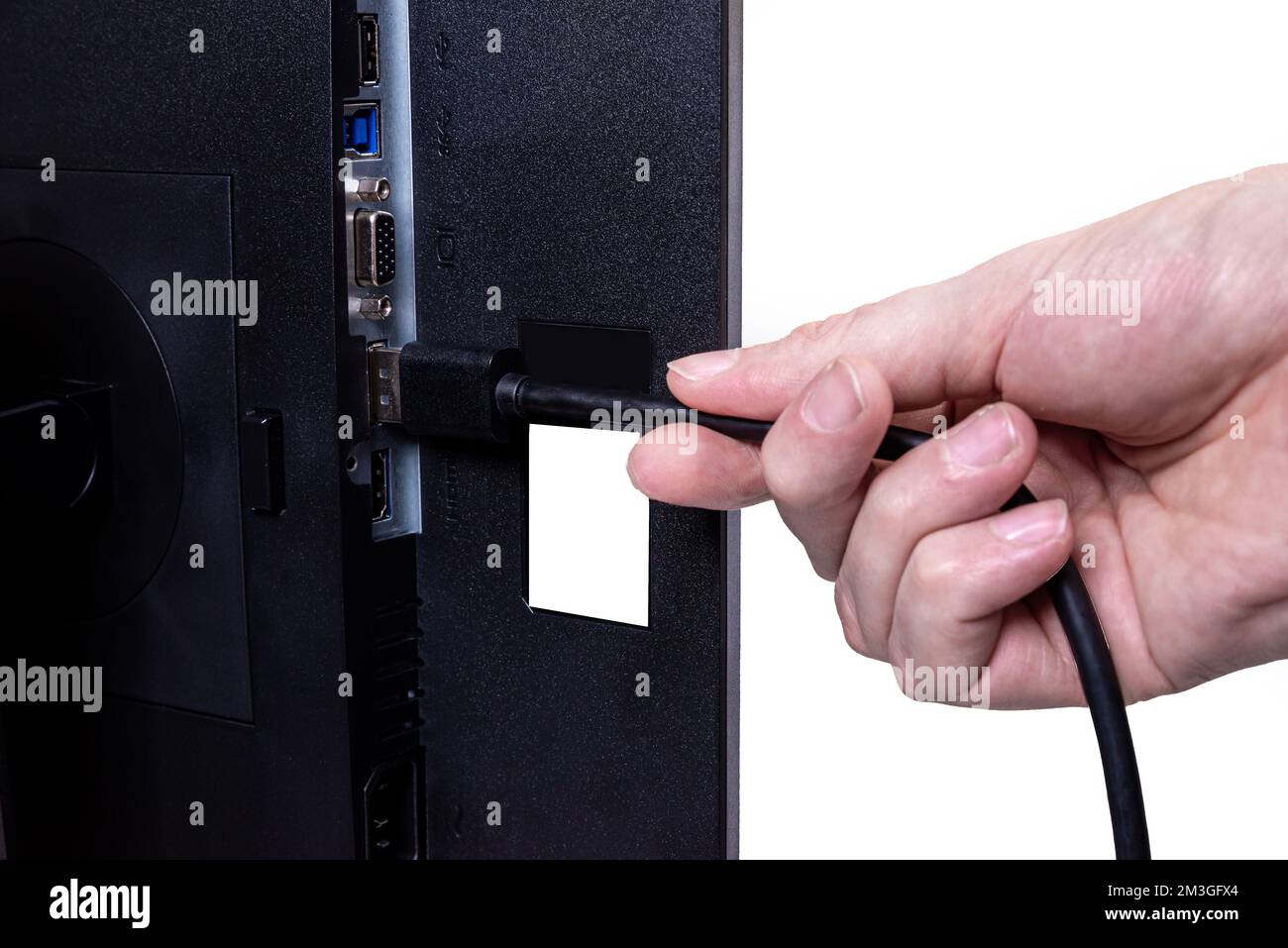 L'ingénieur INFORMATIQUE Man Hand insère le câble dans le moniteur. Homme à la main pour connecter le câble DVI du moniteur à l'ordinateur. VGA DVI DisplayPort et câble d'alimentation. cl Banque D'Images