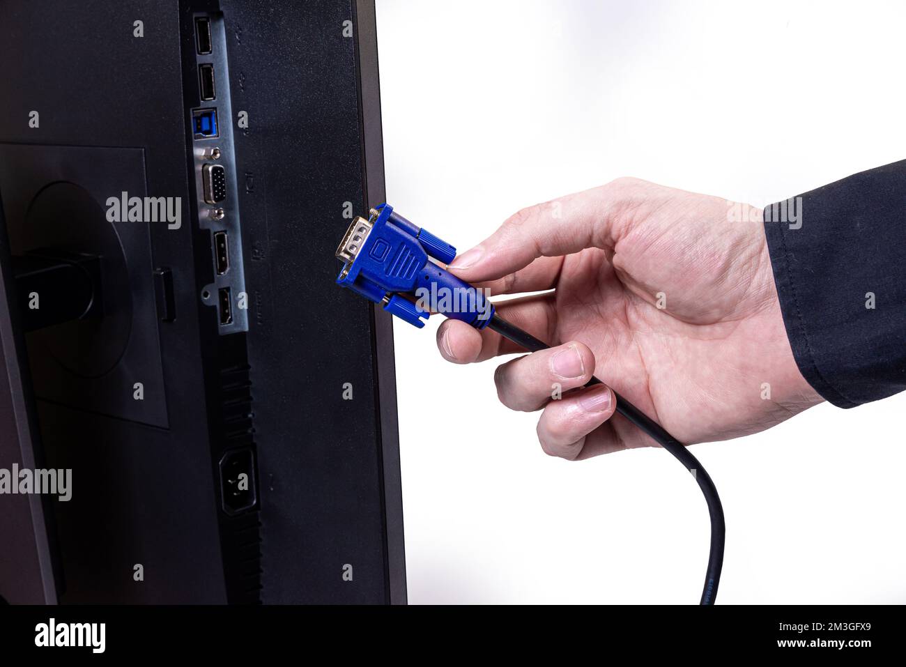 L'ingénieur INFORMATIQUE Man Hand insère le câble dans le moniteur. Homme à la main pour connecter le câble DVI du moniteur à l'ordinateur. VGA DVI DisplayPort et câble d'alimentation. cl Banque D'Images