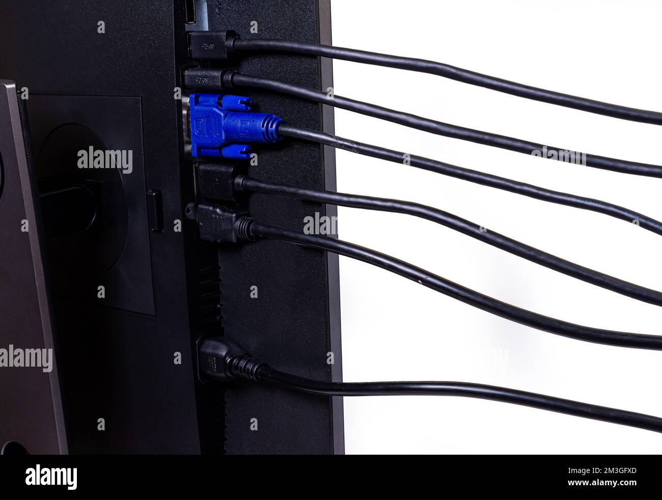 L'ingénieur INFORMATIQUE Man Hand insère le câble dans le moniteur. Homme à la main pour connecter le câble DVI du moniteur à l'ordinateur. VGA DVI DisplayPort et câble d'alimentation. cl Banque D'Images