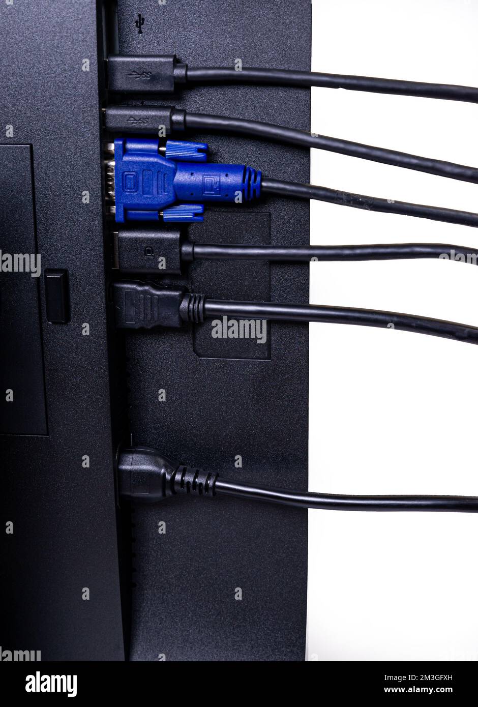 L'ingénieur INFORMATIQUE Man Hand insère le câble dans le moniteur. Homme à la main pour connecter le câble DVI du moniteur à l'ordinateur. VGA DVI DisplayPort et câble d'alimentation. cl Banque D'Images