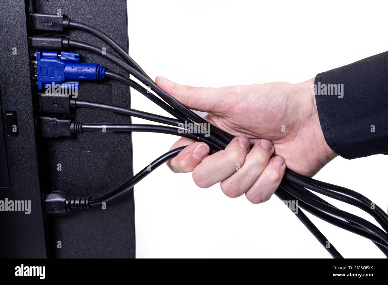L'ingénieur INFORMATIQUE Man Hand insère le câble dans le moniteur. Homme à la main pour connecter le câble DVI du moniteur à l'ordinateur. VGA DVI DisplayPort et câble d'alimentation. cl Banque D'Images