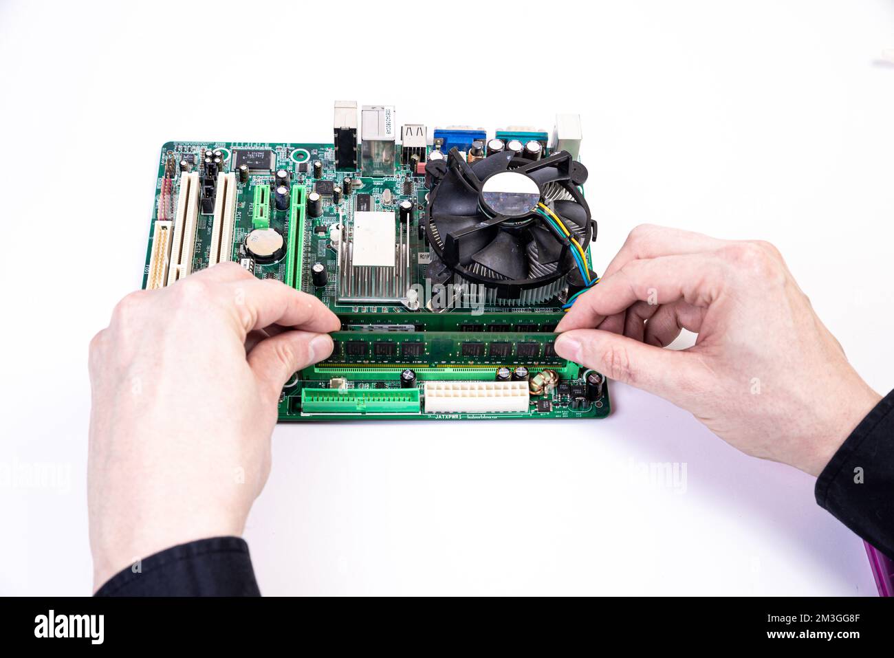 Installation d'une nouvelle mémoire RAM DDR pour un support de processeur d'ordinateur personnel dans un service. Réparation de mise à niveau. Concept de mise à niveau ou de réparation de PC. Isolé Banque D'Images