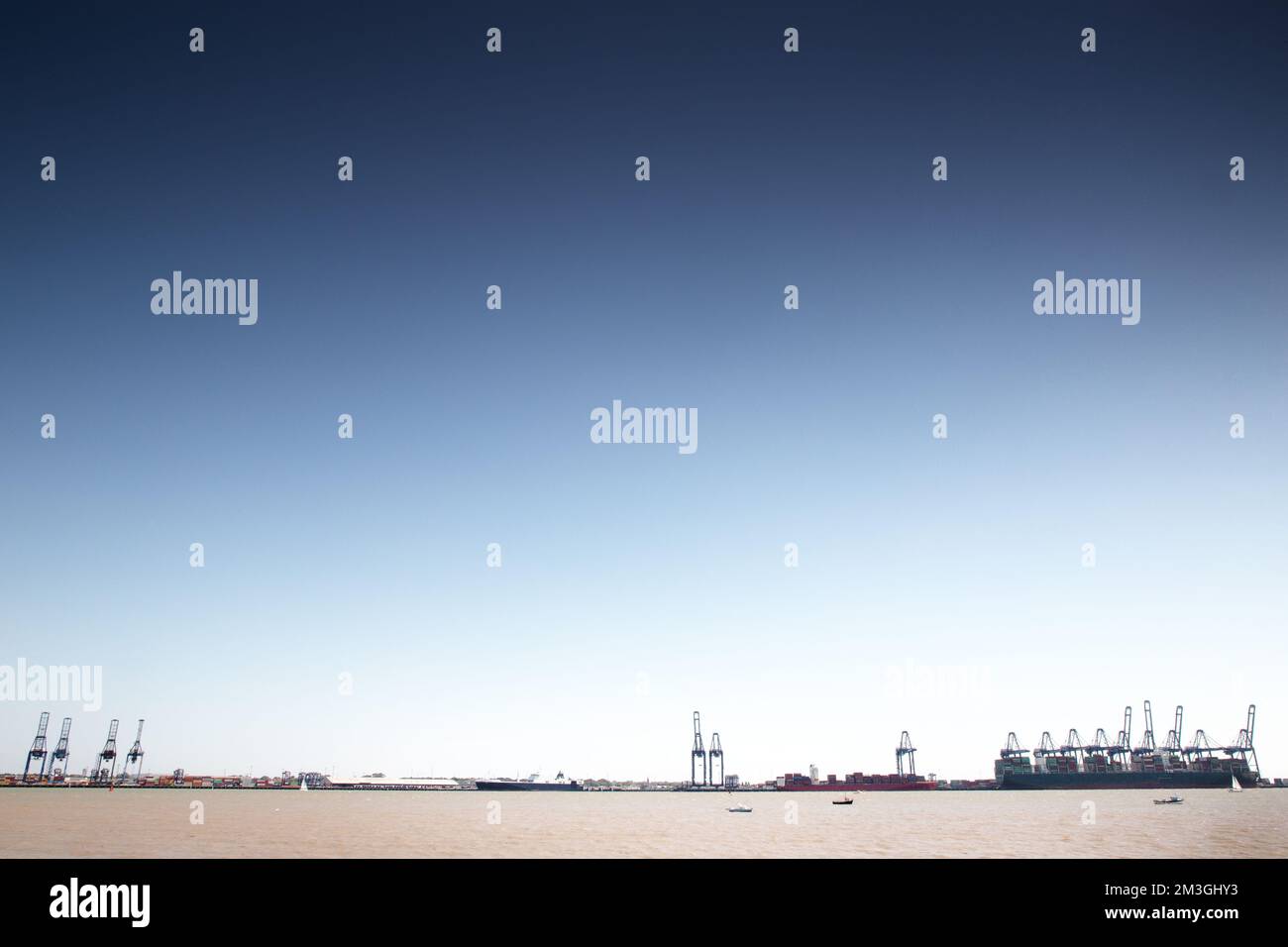 Image de paysage prise de harwick regardant à travers la mer au port de Felixstowe Banque D'Images