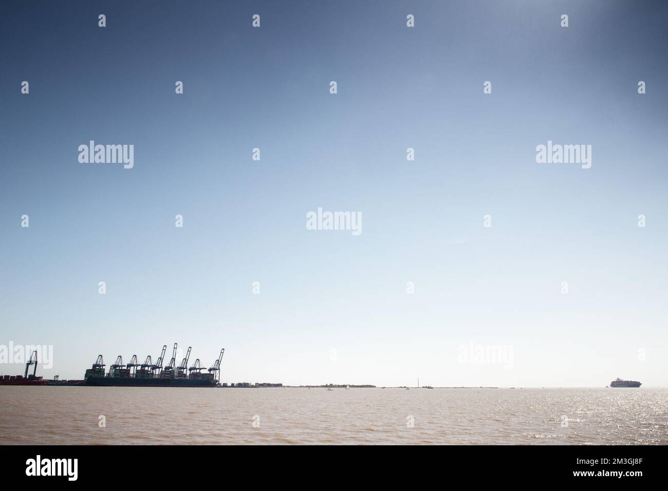 Image de paysage prise de harwick regardant à travers la mer au port de Felixstowe Banque D'Images