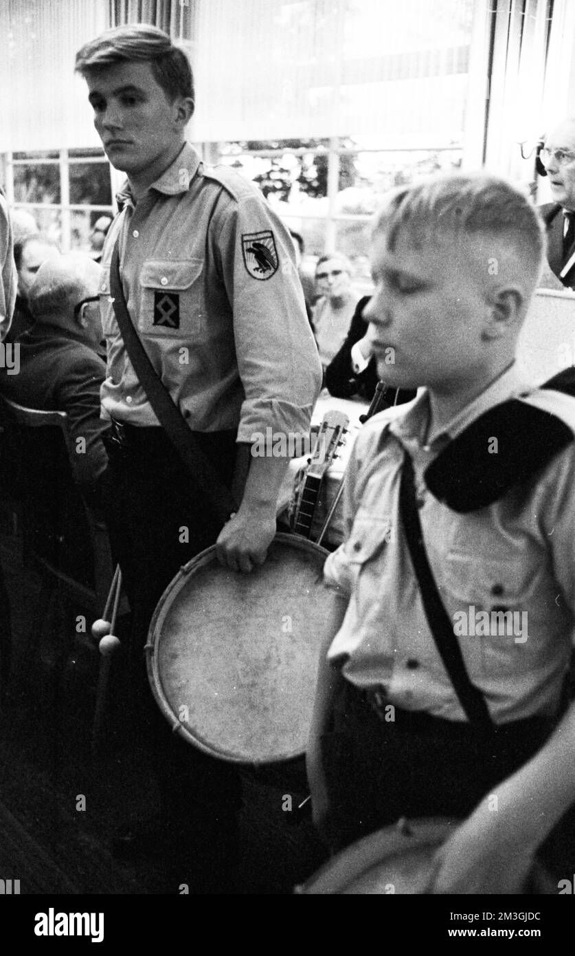 Dans le style et l'esprit de la Jeunesse d'Hitler (HJ) et de ce que l'on appelle Heimatreue Jugend, les anciens et les néo-nazis se sont rencontrés dans la forêt de Teutoburg accompagnés de Banque D'Images