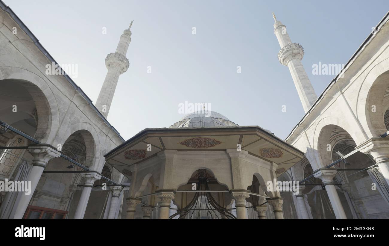 Turquie, Istanbul - 14 juillet 2022: Belle mosquée avec minarets comme monument historique. Action. Vue du bas de la cour de la mosquée avec l'imposant mina Banque D'Images