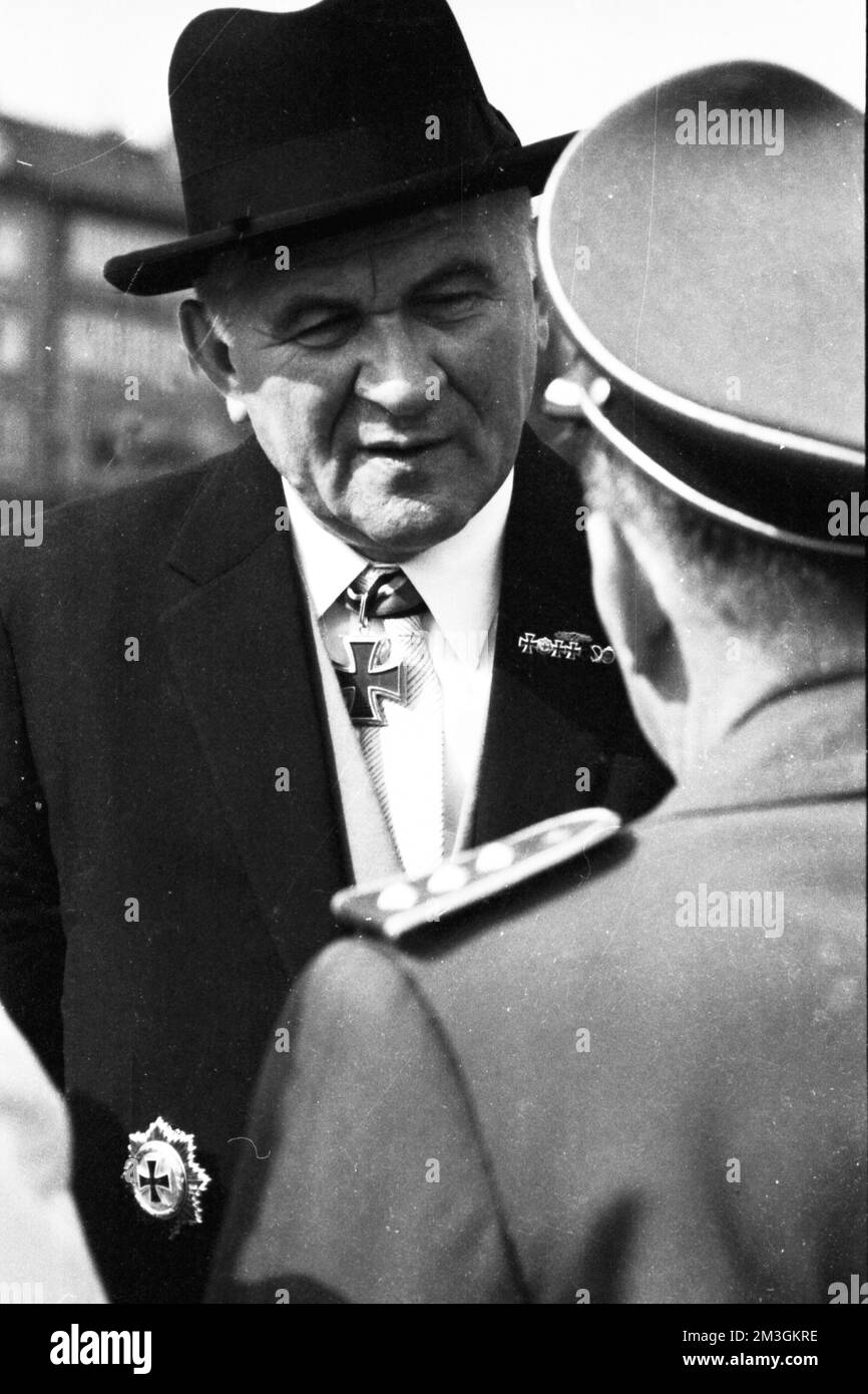 Les héros d'Hitler, les porte-Chevaliers de la Wehrmacht allemande, ici lors d'une réunion à Kassel en 1970, ont célébré leur rencontre avec des aînés Banque D'Images