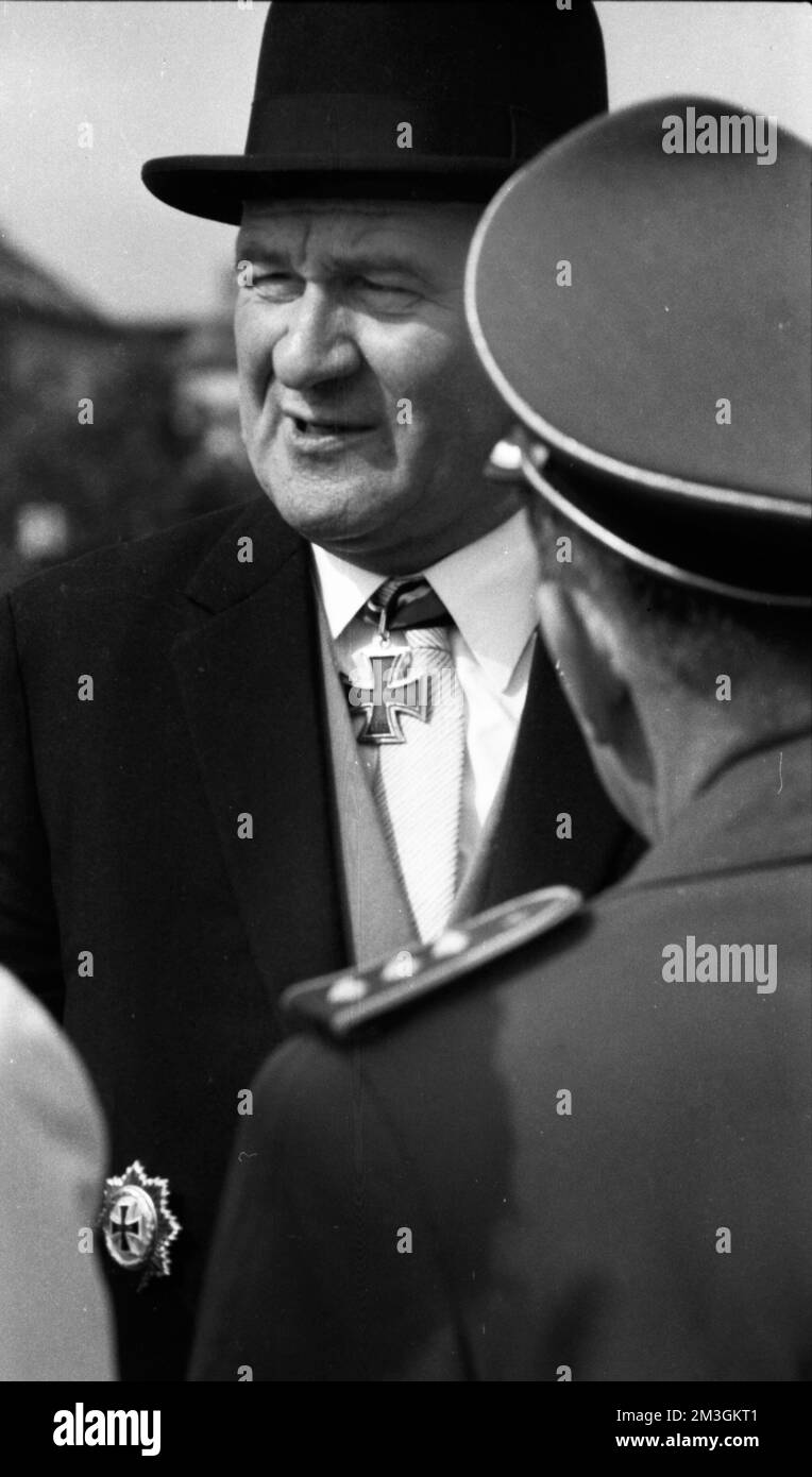 Les héros d'Hitler, les porte-Chevaliers de la Wehrmacht allemande, ici lors d'une réunion à Kassel en 1970, ont célébré leur rencontre avec des aînés Banque D'Images