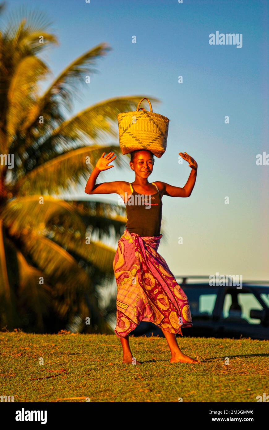 Femme avec ha basket sur sa tête, Manakara sur la côte est de Madagascar Banque D'Images