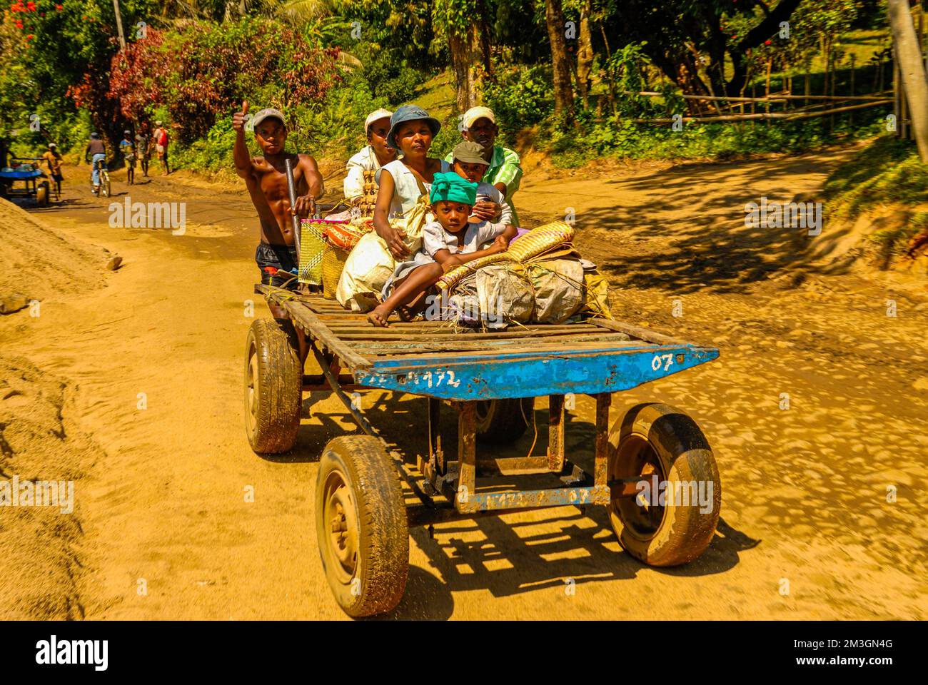 Personnes sur une voiturette de randonnée, Taomasina, Madagascar, Océan Indien Banque D'Images