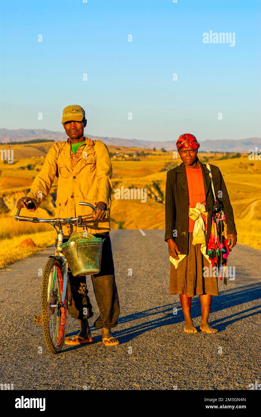 Un couple local se promande au coucher du soleil sur la route entre Antanarivo et Morondavia, Madagascar, Océan Indien Banque D'Images