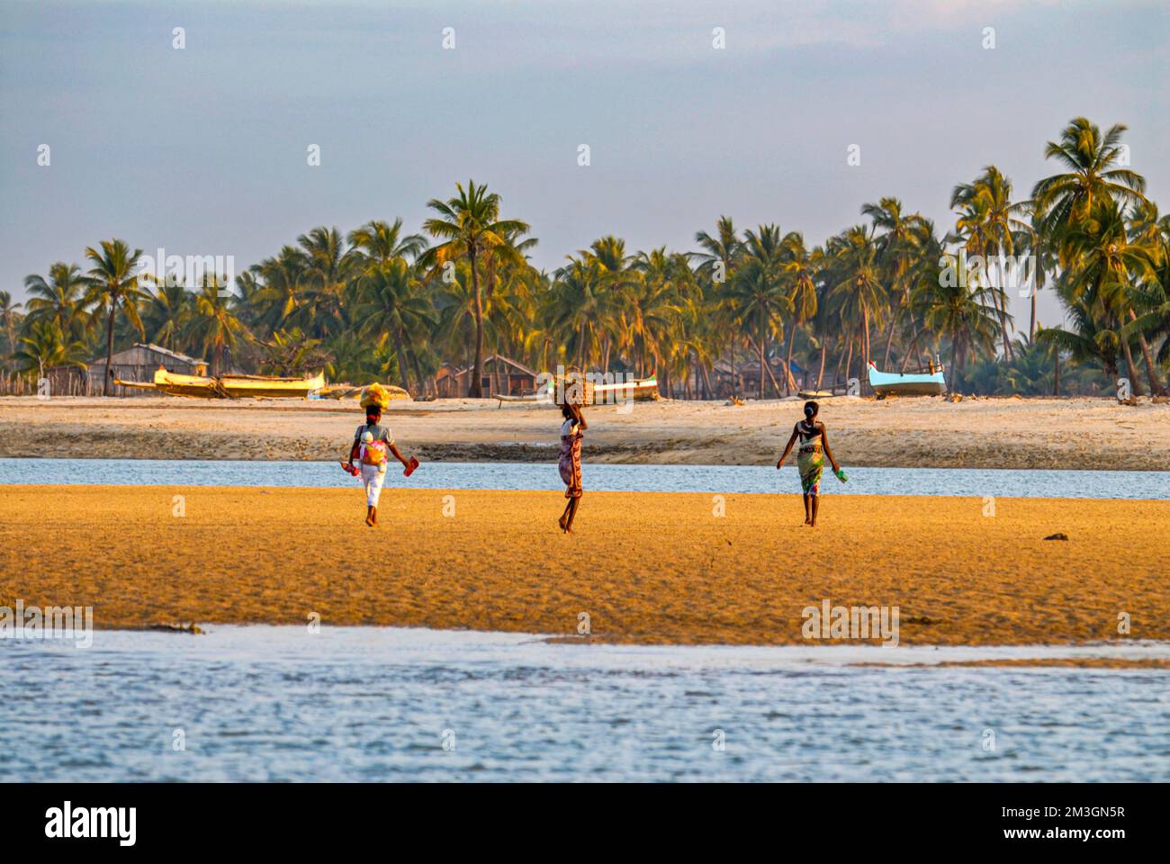 Des femmes locales marchant sur la plage de Morondave, Madagascar, Océan Indien Banque D'Images