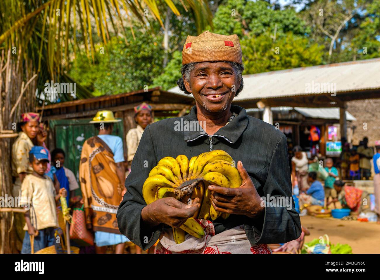Femme présentant ses bananes, Manakara sur la côte est de Madagascar Banque D'Images