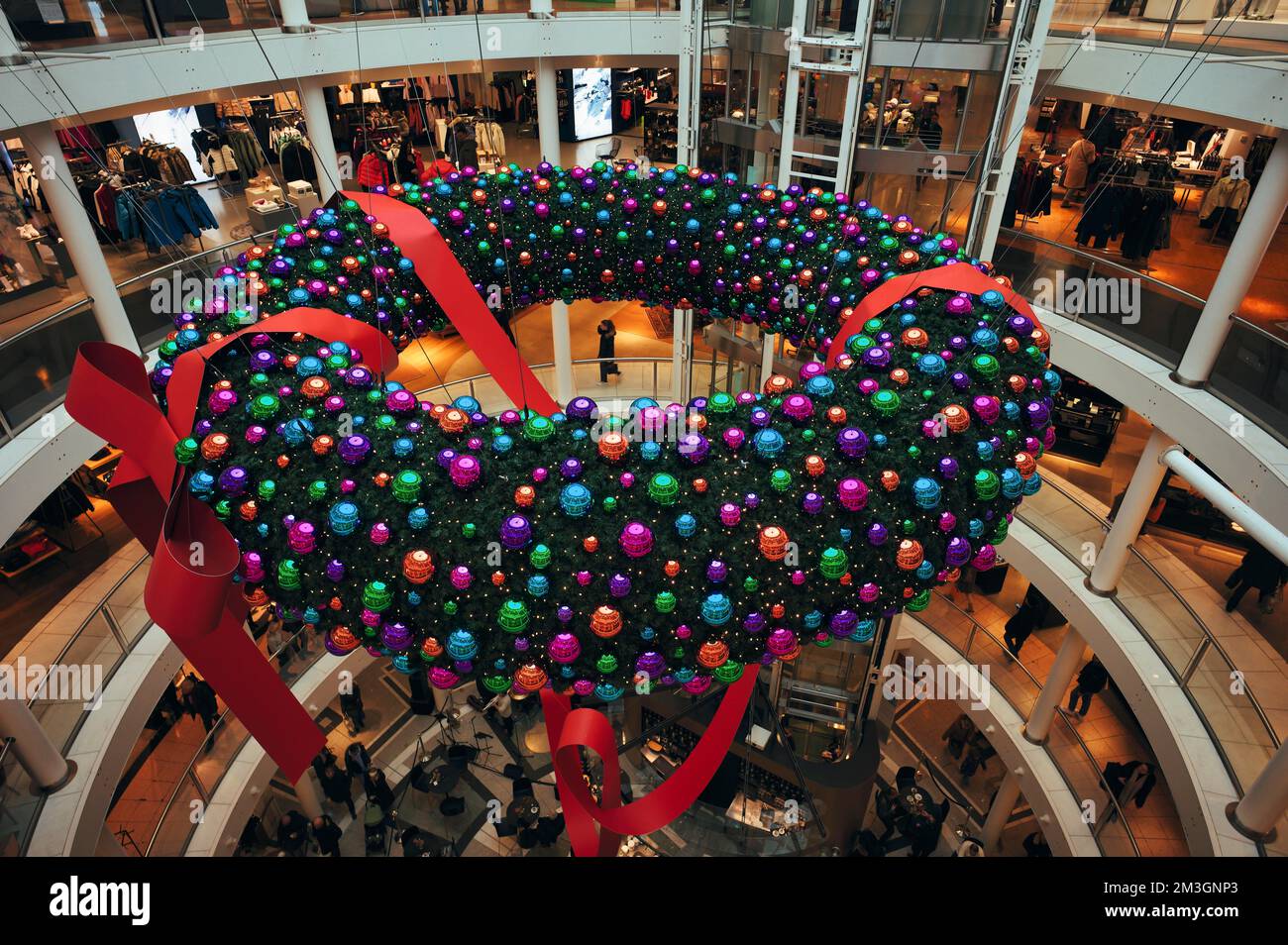 Couronne géante de l'Avent, décoration de Noël, grands magasins de Breuninger, galerie marchande Stuttgart marché de Noël, Kleiner Schlossplatz Banque D'Images