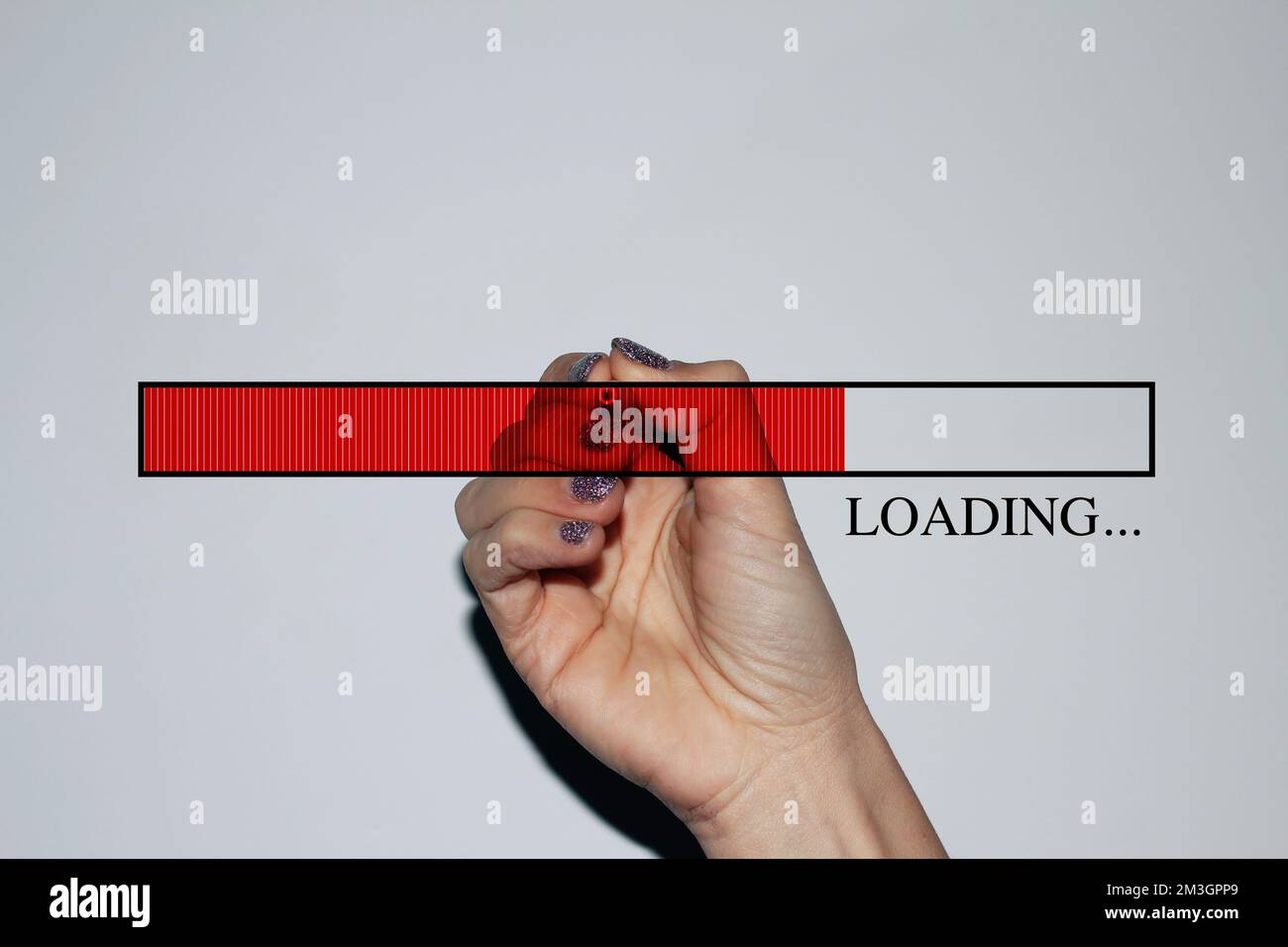 Femme main avec des clous scintillants montrant la barre de chargement Banque D'Images