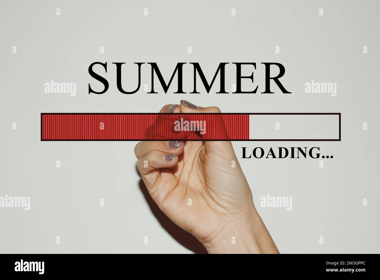 Main de femme avec clous scintillants montrant la barre de chargement avec le signe “été” Banque D'Images