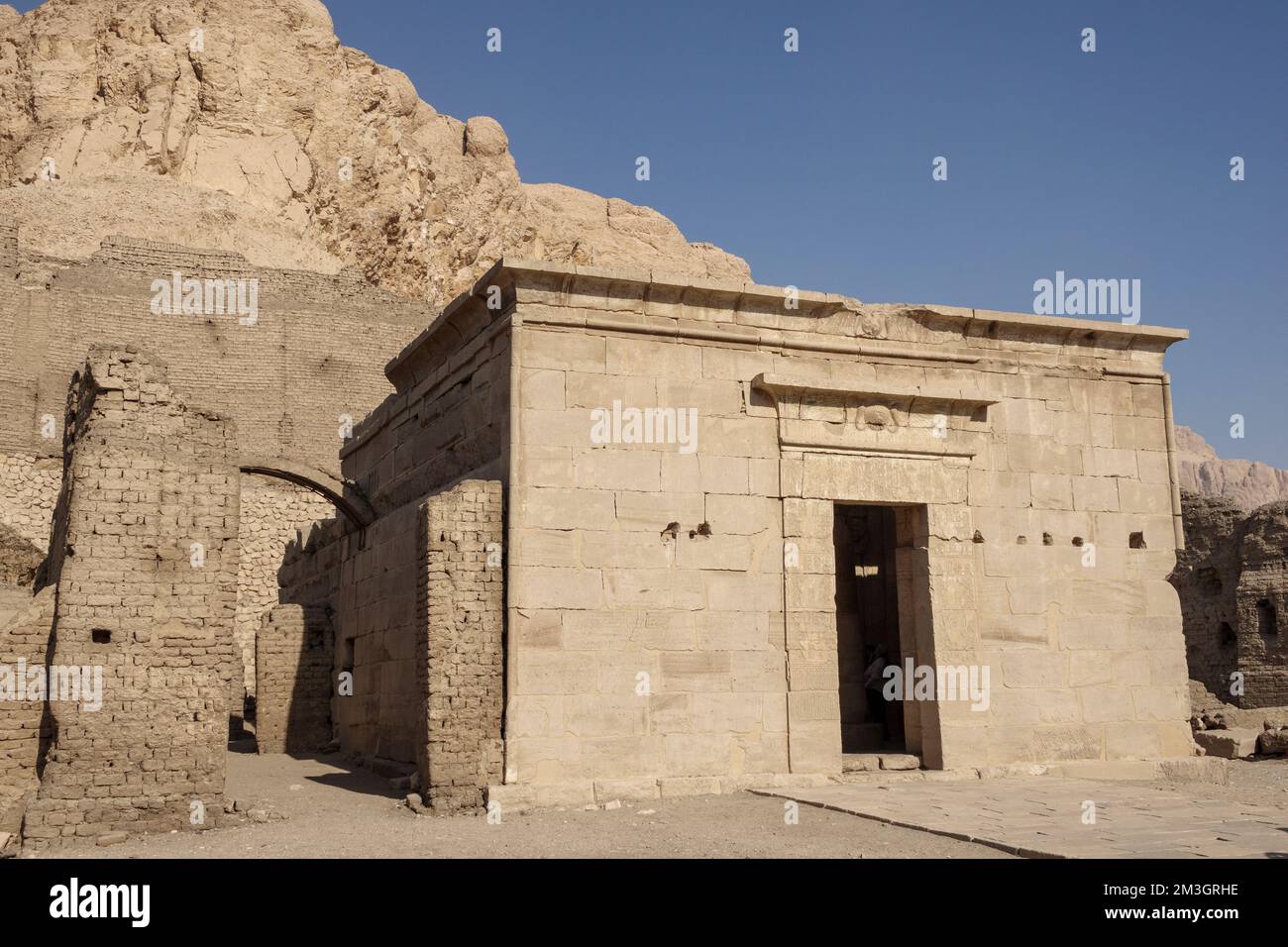 Le Temple ptolémaïque de Deir el-Médineh, le village ouvrier sur la Cisjordanie, Luxor, Egypte Banque D'Images