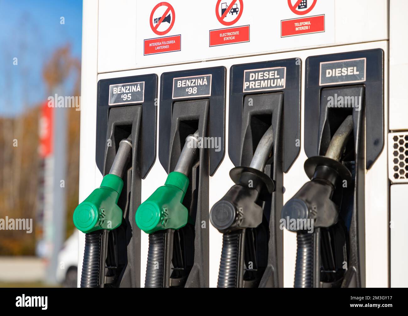 Une image rapprochée des pompes à gaz d'une station-service roumaine. Banque D'Images