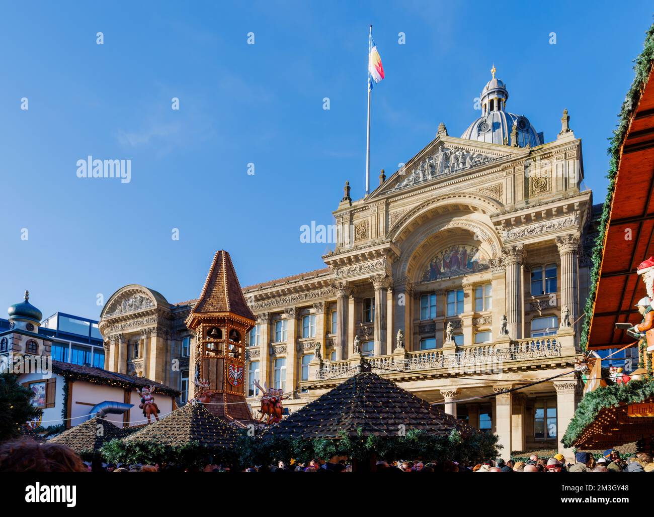 Stands au marché de Noël de Francfort et au musée et galerie d'art de Birmingham à Victoria Square, Birmingham, West Midlands, en hiver Banque D'Images