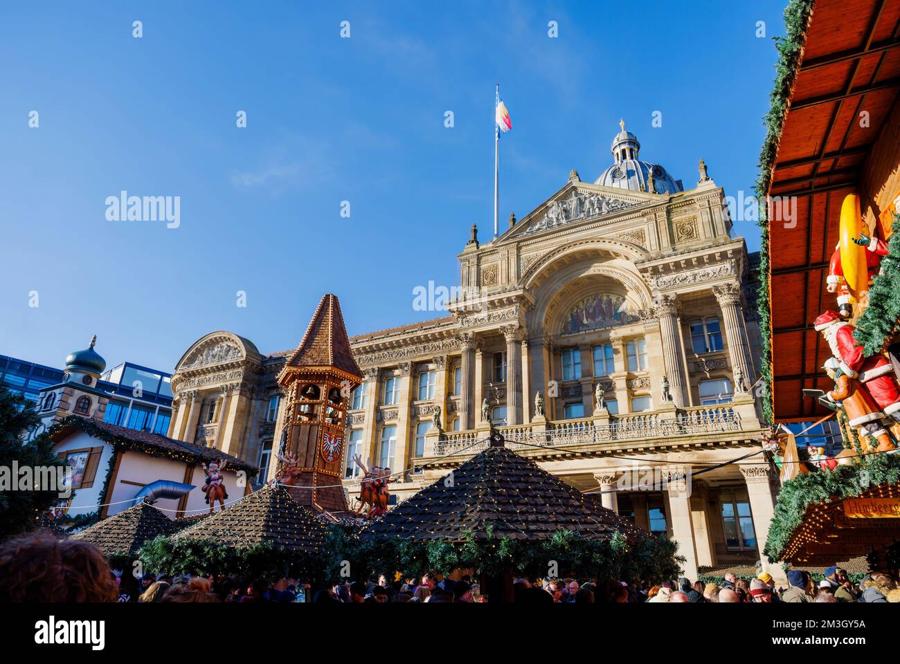 Stands au marché de Noël de Francfort et au musée et galerie d'art de Birmingham à Victoria Square, Birmingham, West Midlands, en hiver Banque D'Images