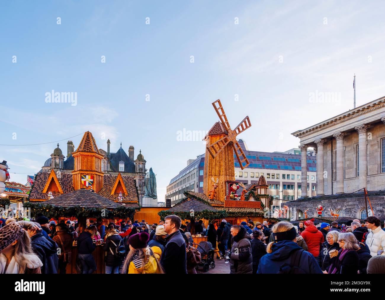 Le populaire marché de Noël de Francfort et moulin à vent à Victoria Square, Birmingham, West Midlands, Angleterre, en hiver Banque D'Images