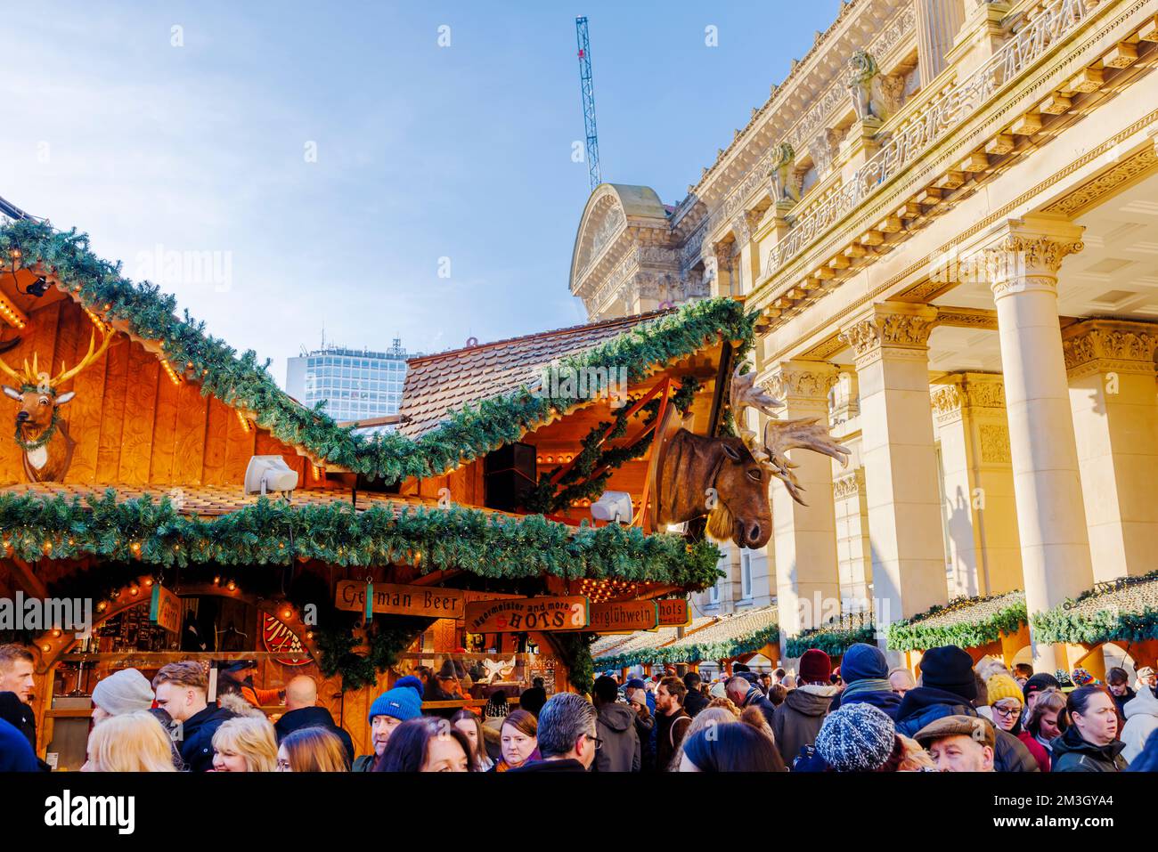 Les stands de boissons du marché de Noël de Francfort et du musée et galerie d'art de Birmingham sur Victoria Square, Birmingham, West Midlands, en hiver Banque D'Images