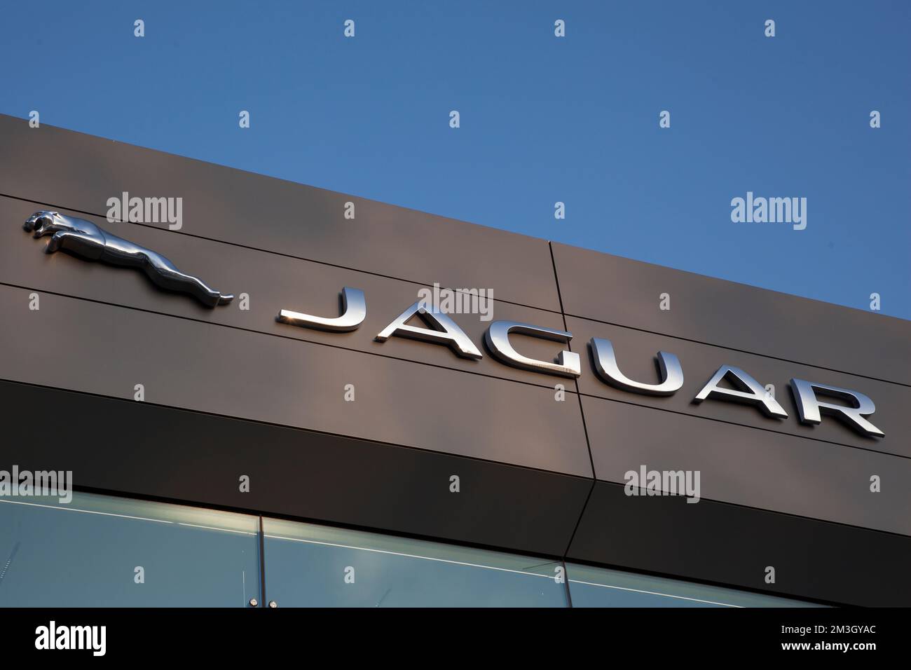 Logo Jaguar dans une salle d'exposition à Gdansk, en Pologne Banque D'Images