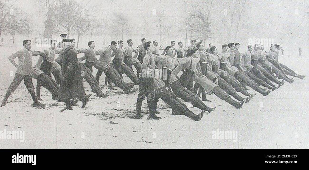 Les soldats du Bataillon 9th London Regiment (Queen Victoria's Rifles) s'entraîner à Hyde Park à Londres. Photo de 1915. Banque D'Images