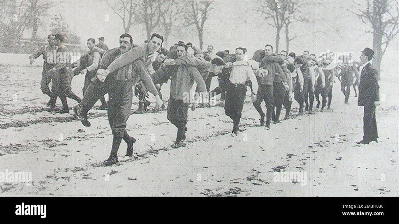 Les soldats du Bataillon 9th London Regiment (Queen Victoria's Rifles) s'entraîner à Hyde Park à Londres. Photo de 1915. Banque D'Images
